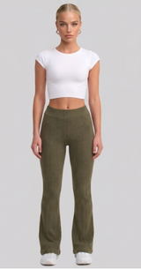 Rippstrick-Flare-Hose Oliv